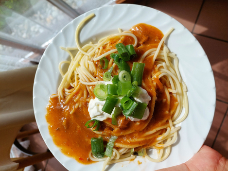 Spagetti bolognese mit Salat